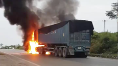 Container bốc cháy dữ dội khi đang leo dốc, tài xế và phụ xe may mắn thoát thân