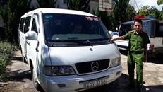 Chiếc xe 16 chỗ vi phạm, tài xế tông thẳng trung úy công an rồi bỏ trốn.