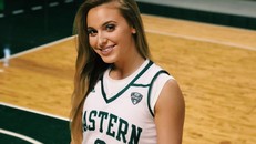 'Hot girl bóng rổ' Mỹ cao 1,8 m, thân hình nóng bỏng như người mẫu