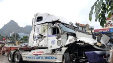 Container mất lái đâm liên hoàn nhiều người thương vong