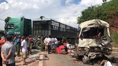 Hiện trường vụ tai nạn xe tải tông xe khách. (Ảnh: Nguyễn Tú)