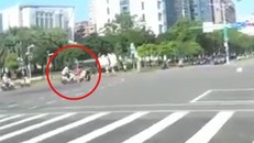 Xe máy vượt đèn đỏ tông nát xe cố chạy qua đèn vàng