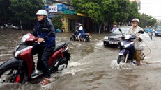Mưa lớn, nhiều tuyến phố Thanh Hóa ngập sâu trong biển nước