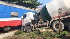 Hiện trường xe bồn húc tàu hỏa khi đi qua đường ngang ở Bắc Giang.