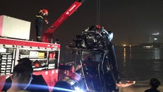 Vụ Mercedes rơi xuống sông: Cô gái 21 tuổi là người ngồi trên ghế lái