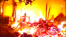 Cháy lớn sát Làng trẻ SOS, người dân ôm tài sản tháo chạy trong đêm