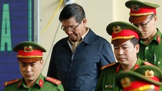 Cựu trung tướng Phan Văn Vĩnh rời phòng xử án vì tăng huyết áp