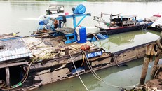 Chủ tàu dùng máy bơm hút nước khỏi khoang để vớt phương tiện. Ảnh: Ngọc An.