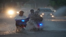 Bão số 9: Sài Gòn mưa trắng trời, phố xá mênh mông biển nước