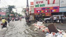 Sau bão số 9, Sài Gòn vẫn ngập sâu trong biển nước