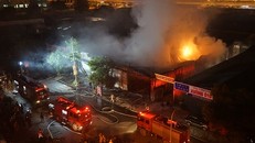 Xưởng bảo dưỡng ôtô cháy ngùn ngụt trong đêm