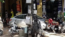 Nam sinh cấp 3 lái ôtô gây tai nạn liên hoàn trên phố Hà Nội