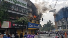 Hiện trường vụ cháy lớn tại khu tập thể cũ trên đường Tôn Thất Tùng