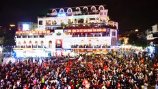 'Biển người' cả nước xuống đường mừng Việt Nam vào chung kết AFF Cup 2018