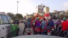 Tài xế ô tô bóp còi giúp cô gái thoát kẻ móc túi giữa phố