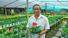 Ông Nguyễn Hoàng Võ Mộng Kha bên chậu hoa của mình.