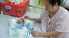 Nuôi sống bé trai sinh non nhỏ chỉ bằng chiếc bánh mì