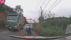 Vượt xe tải không quan sát, người phụ nữ suýt lao đầu vào ô tô