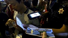 Cảnh sát sẽ soát vé trận chung kết ở Mỹ Đình. (Ảnh: Như Ý)