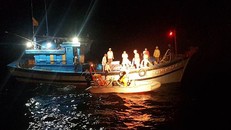 Lực lượng cứu nạn tiếp cận cứu ngư dân trên tàu gặp nạn. Ảnh: Danang MRCC cung cấp.