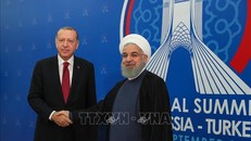 Tổng thống Iran Hassan Rouhani và người đồng cấp Thổ Nhĩ Kỳ Recep Tayyip Erdogan (trái) tại cuộc hội đàm ở Tehran hồi tháng 9. Ảnh: AFP/TTXVN