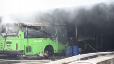 Cháy lớn tại gara của hãng taxi ABC, 5 ôtô và xe máy bị thiêu rụi