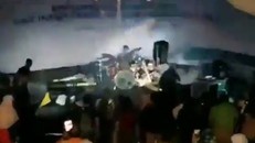 Sóng thần Indonesia cuốn phăng ban nhạc rock đang biểu diễn