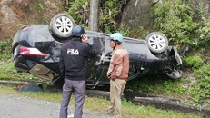 Xe hơi lật ngửa sau khi đâm vào vách núi
