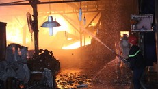 Hàng loạt nhà xưởng ở Đồng Nai cháy lớn