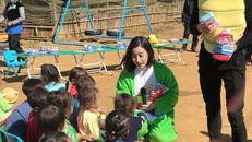 'Bà già Noel' Mỹ Linh đem Giáng sinh đặc biệt đến với người dân Cu Vai