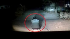 Người đàn ông ngồi giữa đường lúc 2 rưỡi sáng khiến tài xế ô tô hú vía
