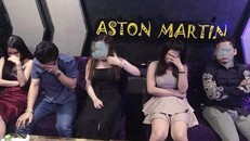 Các thanh niên nam nữ bị bắt quả tang khi đang phê ma túy.