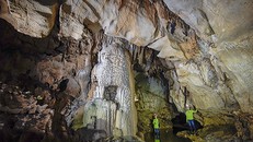 Bên trong hang Đại tướng Võ Nguyên Giáp. Ảnh: Trần Cương