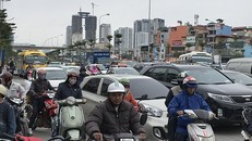 Dòng người đổ về quê nghỉ Tết, đường phố Hà Nội ùn tắc cục bộ