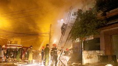 Tiệm tạp hóa ở Nha Trang bốc cháy, tối 28/12. Ảnh: Duy Quang.