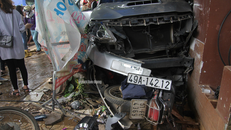 'Xế hộp' lao vào nhà dân, một phụ nữ ngồi trước nhà tử vong