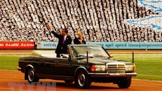 Thủ tướng Hun Sen và Chủ tịch Quốc hội Heng Samrin chào mừng các đại biểu dự lễ kỷ niệm. (Ảnh: Nhóm P/v TTXVN tại Campuchia)