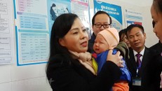 Bộ trưởng Bộ Y tế đi thị sát công tác tiêm chủng ở Hà Nội