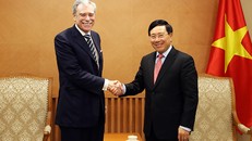 Phó Thủ tướng Phạm Bình Minh và ông Carlos Gutierrez, nguyên Bộ trưởng Thương mại Hoa Kỳ, Chủ tịch Tập đoàn Albright Stonebridge - Ảnh: VGP/Hải Minh