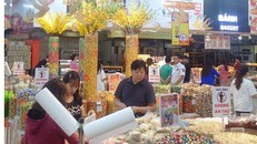 Nhiều siêu thị đã chuẩn bị lượng lớn hàng hóa Tết góp phần bình ổn giá