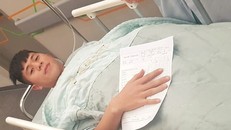 Đình Trọng khá tươi tắn sau khi được phẫu thuật thành công (Ảnh: VFF)