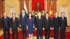 Tổng Bí thư, Chủ tịch nước Nguyễn Phú Trọng cùng bà Marinela Milcheva Petkova , Đại sứ Đặc mệnh toàn quyền Cộng hòa Bulgaria và các đại biểu. Ảnh: TTXVN