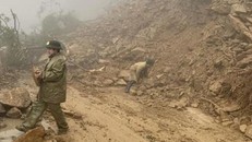 Mưa lâu ngày khiến cho một lượng lớn đất, đá sạt xuống đường gây ách tắc trên Quốc lộ 8A