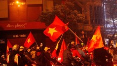 Nghìn người 'đi bão' sau chiến thắng của đội tuyển Việt Nam