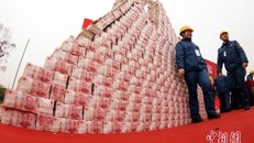 Núi tiền thưởng Tết. Ảnh: China News