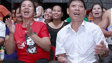 Mẹ của trung vệ Tiến Dũng ngất xỉu khi xem con đá quả Penalty quyết định