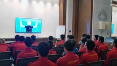 ĐT Việt Nam chăm chú tìm hiểu công nghệ VAR trước trận gặp Nhật Bản.