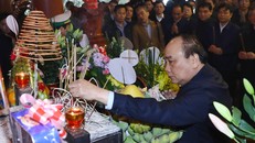 Thủ tướng dâng hương tưởng nhớ Chủ tịch Hồ Chí Minh