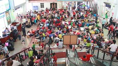 Người dân trải chiếu nằm tràn ga Sài Gòn chờ tàu về quê ăn Tết