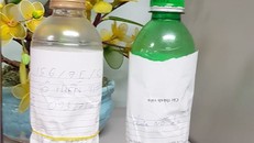 Hình ảnh 2 chai rượu mà bệnh nhân uống được mang vào BV. (Ảnh: Duy Tính)